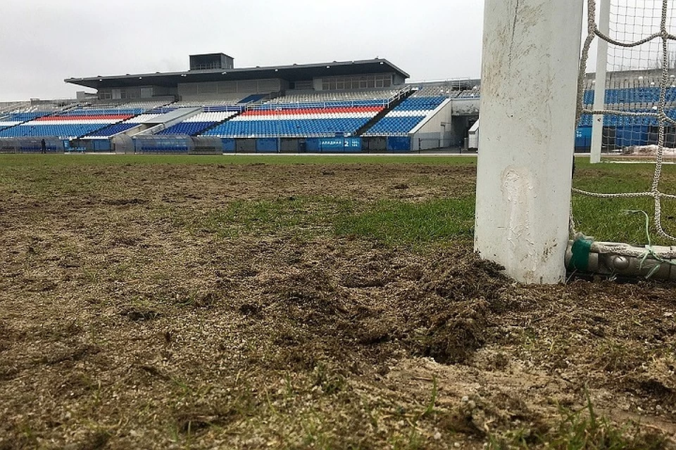 Поле на стадионе в Ярославле в день игры 