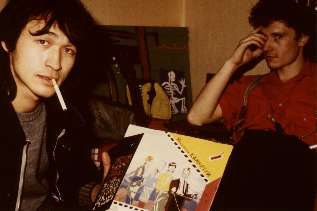 Виктор Цой и Георгий Гурьянов с обложкой пластинки "Начальник Камчатки". фото из архива Джоанны Стингрей
