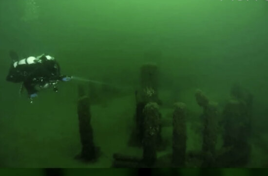 1) Затонувший Стоунхендж (Мичиган)  В 2007 году во время поиска останков затонувших кораблей, ученые обнаружили необычное каменное строение на глубине 12м в озере Мичиган в США.