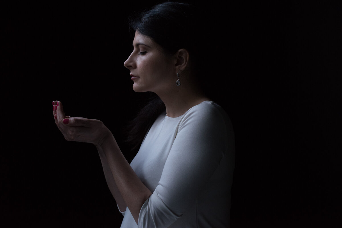 локти могут быть слегка согнуты