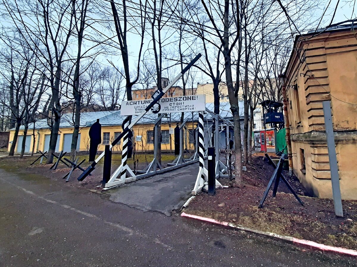 Посетители проходят в музей под реальной табличкой, привезенной из лагеря Майданек: "Стой! Не переступай. Грозит смертью!".