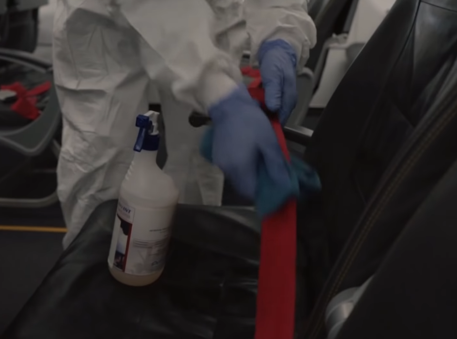 Кресла и их задние спинки, подлокотники, ремни безопасности, столики  обрабатываются.