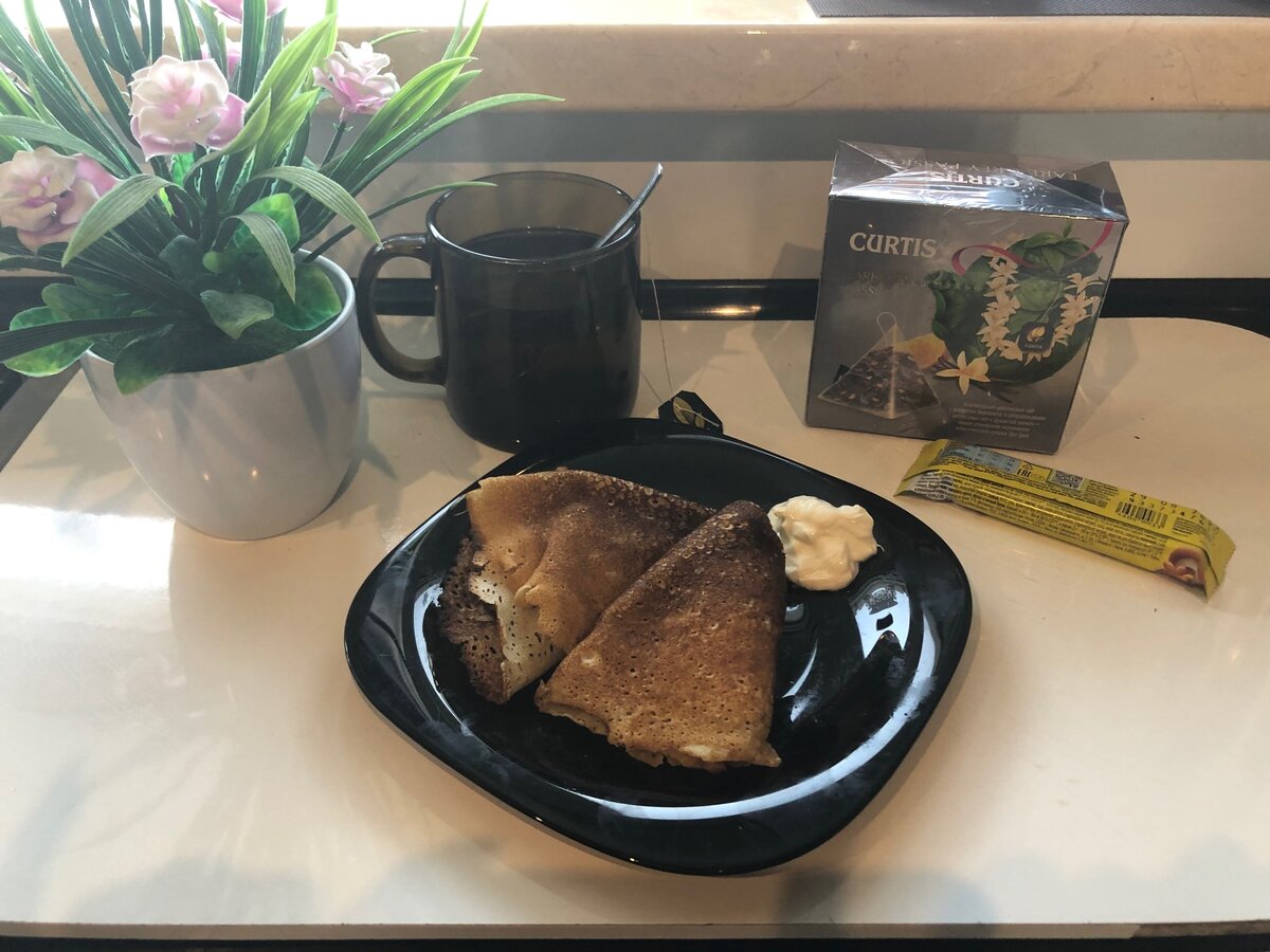 Блинчики со сметаной и вкусный белый чай+шоколадка  для поднятия настроения.