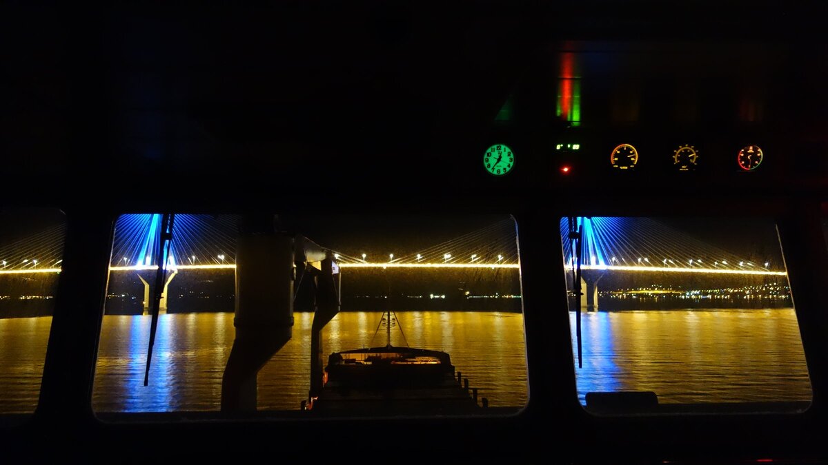 Так выглядит из рулевой рубки.