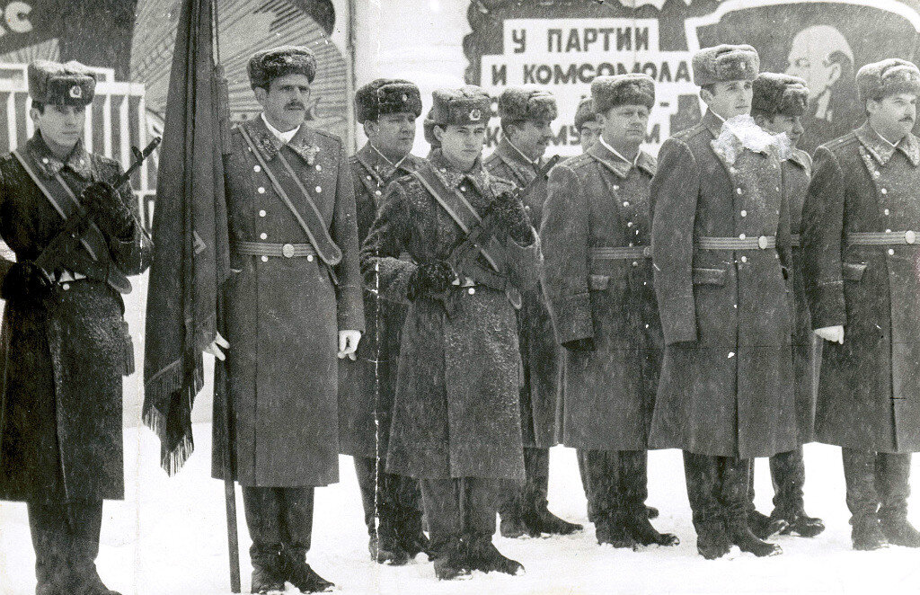 Воины Внутренних Воиск в парадном строю. В/ч 6513. Картинка взята из открытых источников интернета, может находится в различных социальных сетях.
