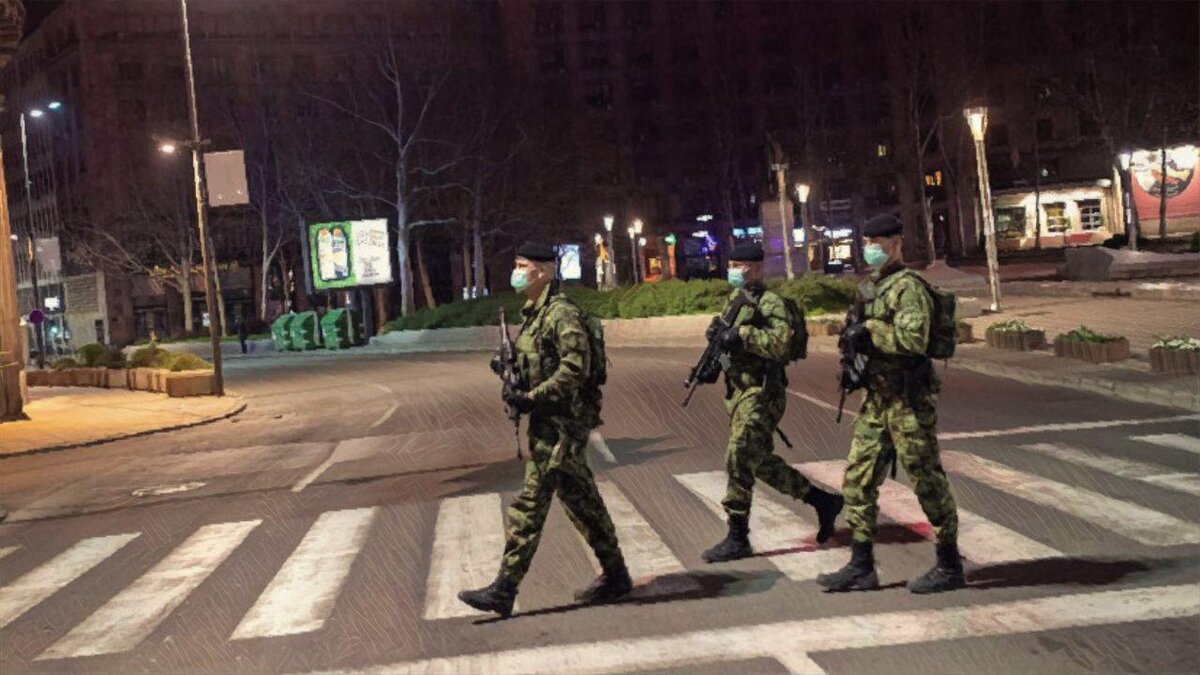 Вполне возможно увидеть и такое на наших улицах - военные и тишина...