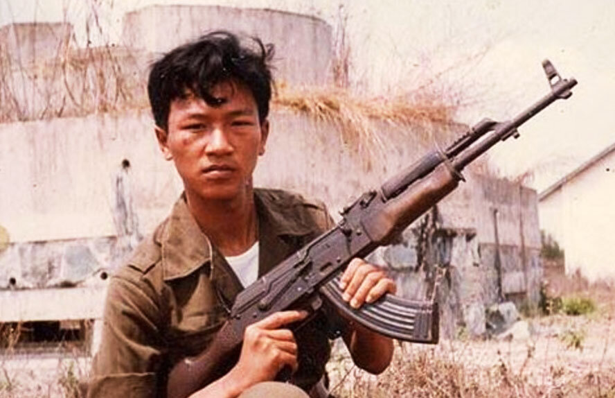 Вьетнамец с автоматом Калашникова. Фото из открытых источников.