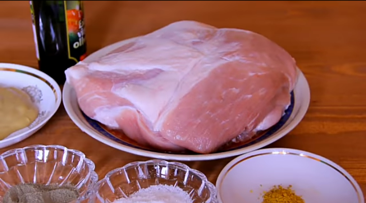 Домашние праздники не когда не обходятся без мясных блюд. Предлагаю вам прекрасный выход из положения. Жирненькая буженина в духовке.