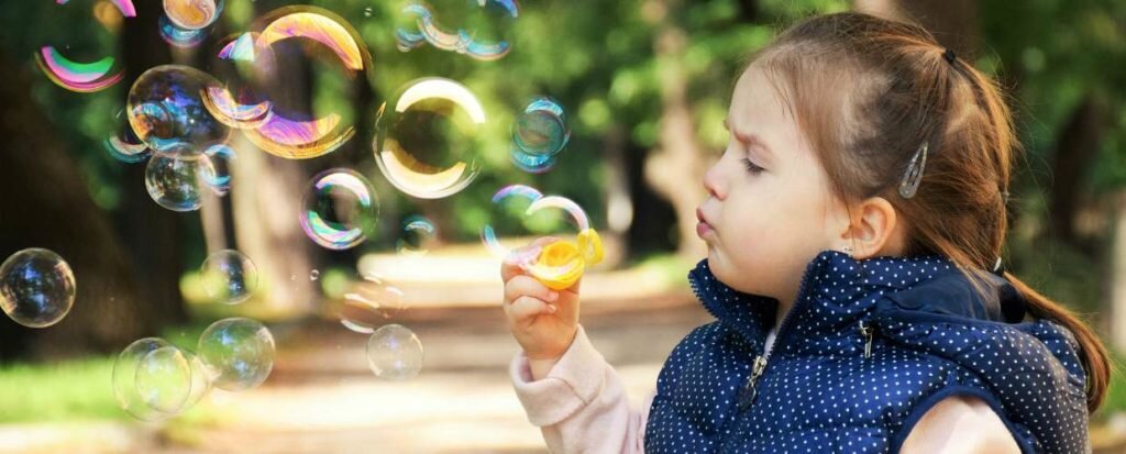 Российские родители детей в возрасте от 3 до 7 лет с нетерпением ждут нового пособия, которое было анонсировано Президентом РФ Владимиром Путиным во время послания Федеральному собранию РФ 15 января 2020 года. Пока не принят соответствующий законопроект, многие вопросы относительно нового пособия адресуются юристам. Самый популярный из них: если ребенок родился в 2016-2017 годах, получит ли пособие согласно новому закону в 2020 году?

Судя по имеющейся информации, ответ утвердительный, но пока не принят закон о соответствующих выплатах, точно сказать нельзя