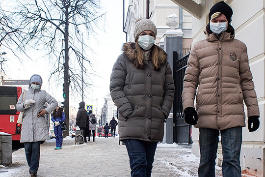 Существует несколько теорий о возникновении COVID-19,сейчас я расскажу вам о них. 
-Первая теория связана с особой кухней в Китае. Как известно многим,я странах Азии,включая Китай,питаются разной живностью:различными насекомыми и прочими живыми организмами. Есть теория,что летучие мыши,которых употребляют в пищу в Китае,могли стать переносчиками тяжелых заболеваний,включая коронавирус. То есть,суть теории состоит в том,что тяжелое заболевание перешло к человеку именно от животных. 
-Вторая теория связана с внутренней политикой Китая. Возможно,правительство Китая,а возможно и других государств,разработали вирус специально,чтобы избавить континенты от перенаселения. Вероятность данной теории мала,но все же она есть. 
-Третья теория связана с особенностями нашего мира. Вероятно,вирус мог эволюционировать из простого вируса и существовать уже давно.