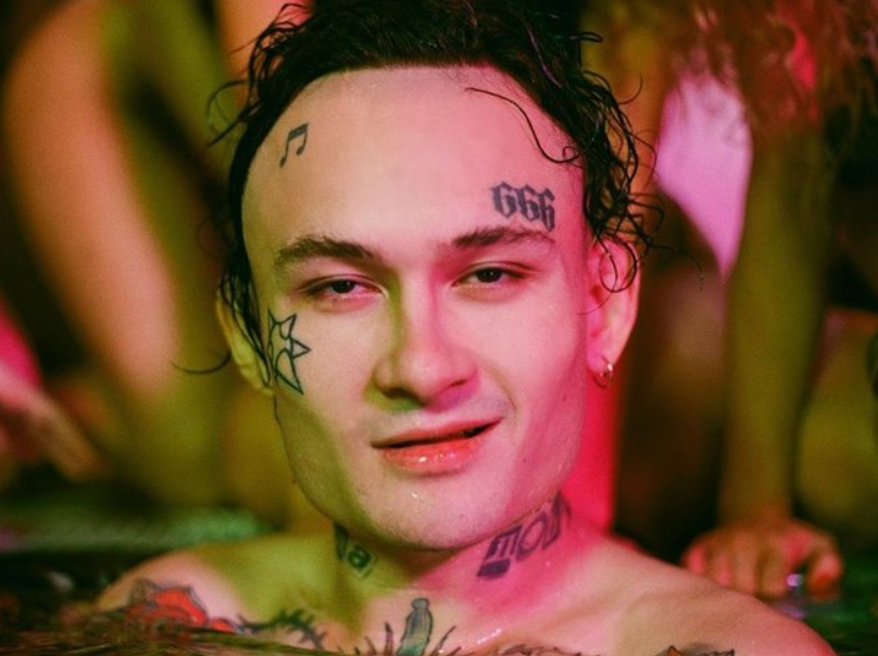 Тату 666 на лице