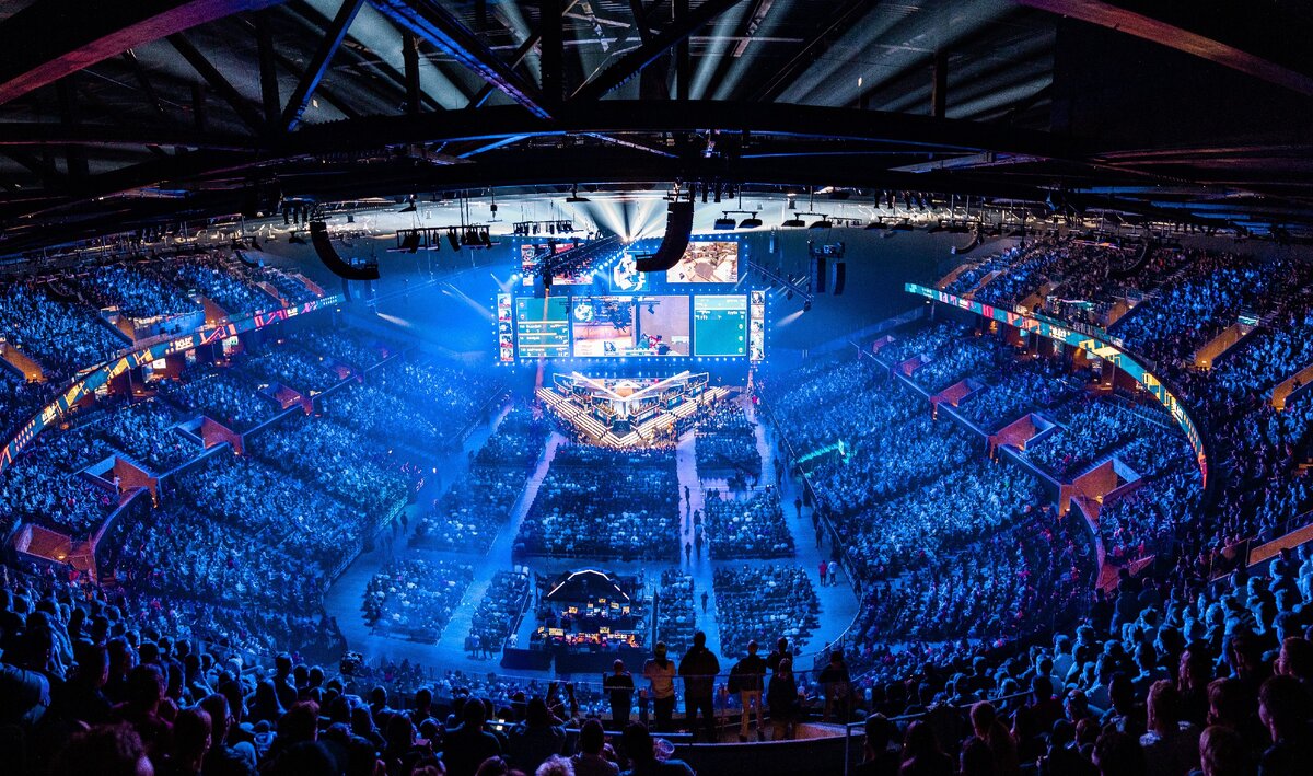 картинка трибун на соревнованиях. стадион прыжки с шестом. спортивный стадион. пенза манеж легкоатлетический. стадионный турнир.