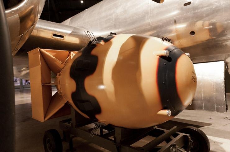 Девятое место в рейтинге самых мощных ядерных бомб в мире занял «толстяк». Именно так переводится название с английского языка. Fat Man США применили в Нагасаки. Мощность «толстяка» превышает мощность «малыша» на 3 килотонны.

Взорвавшись в небе над беззащитным японским городом, бомба унесла жизни 80 000 мирных жителей. Последствия лучевой болезни до сих пор проявляются у потомков жертв ядерной бомбардировки. Это был второй и последний взрыв ядерной бомбы в истории человечества, использованный в реальных боевых целях.

