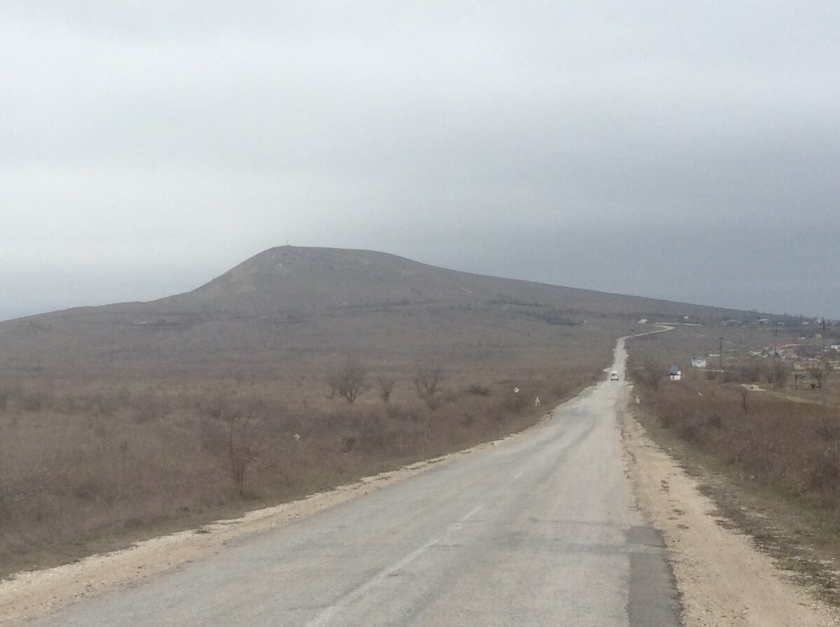 Гора Климентьева. Вид с перекрёстка, недалёко от поворота на ПГТ Орджоникидзе (мрачно, пасмурно, дальше - ещё хуже)