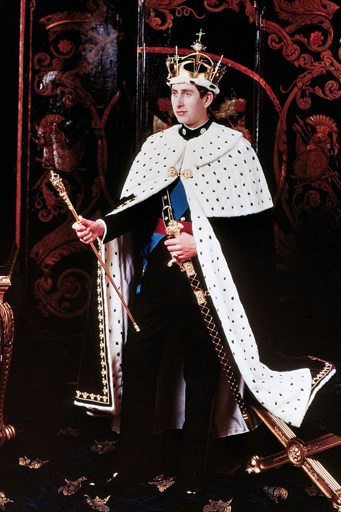 Корона принца Чарльза и мячик для пинг-понга