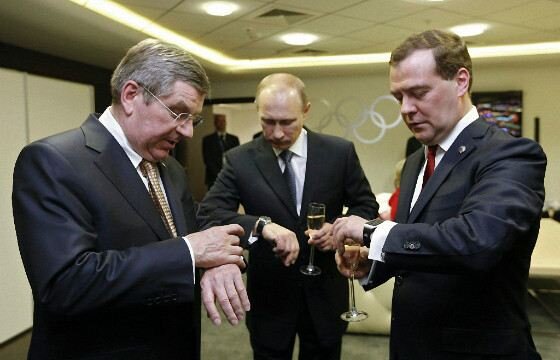  В настоящее время наручные часы перестали быть средством первой необходимости, поскольку время сейчас отображается везде: начиная от экрана телефона и заканчивая консолью машины. Наручные часы стали вещью статуса, престижа и основным мужским аксессуаром. Давайте рассмотрим пятерку самых известных политиков, для которых время стоит действительно дорого. 