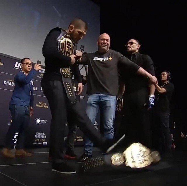 Хабиб, зная какой кровью и потом зарабатываются победы и титулы в UFC пинает пояс Фергюсона. Уважение? Спокойствие? Не думаю.