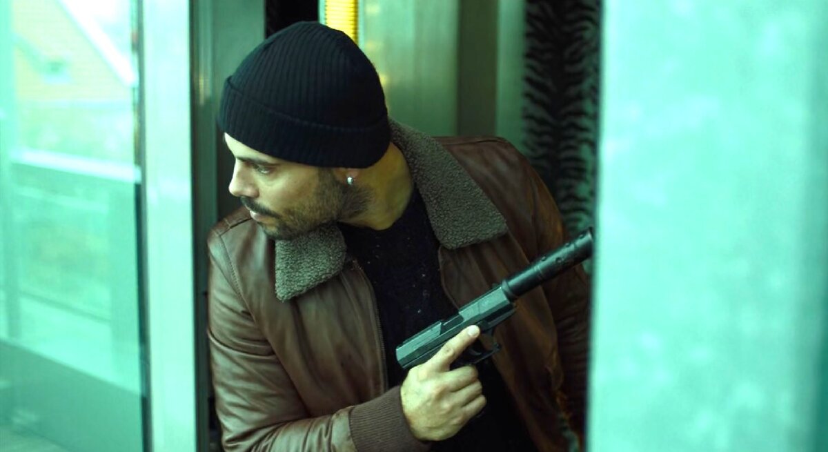 Не знаю, сколько раз недоубивали мафиози Чиро Ди Марцио (Марко Д’Амор) в сериале "Гоморра", но в первые пять минут "Бессмертного" он чудом выживает уже трижды. Любая кошка обзавидуется! 