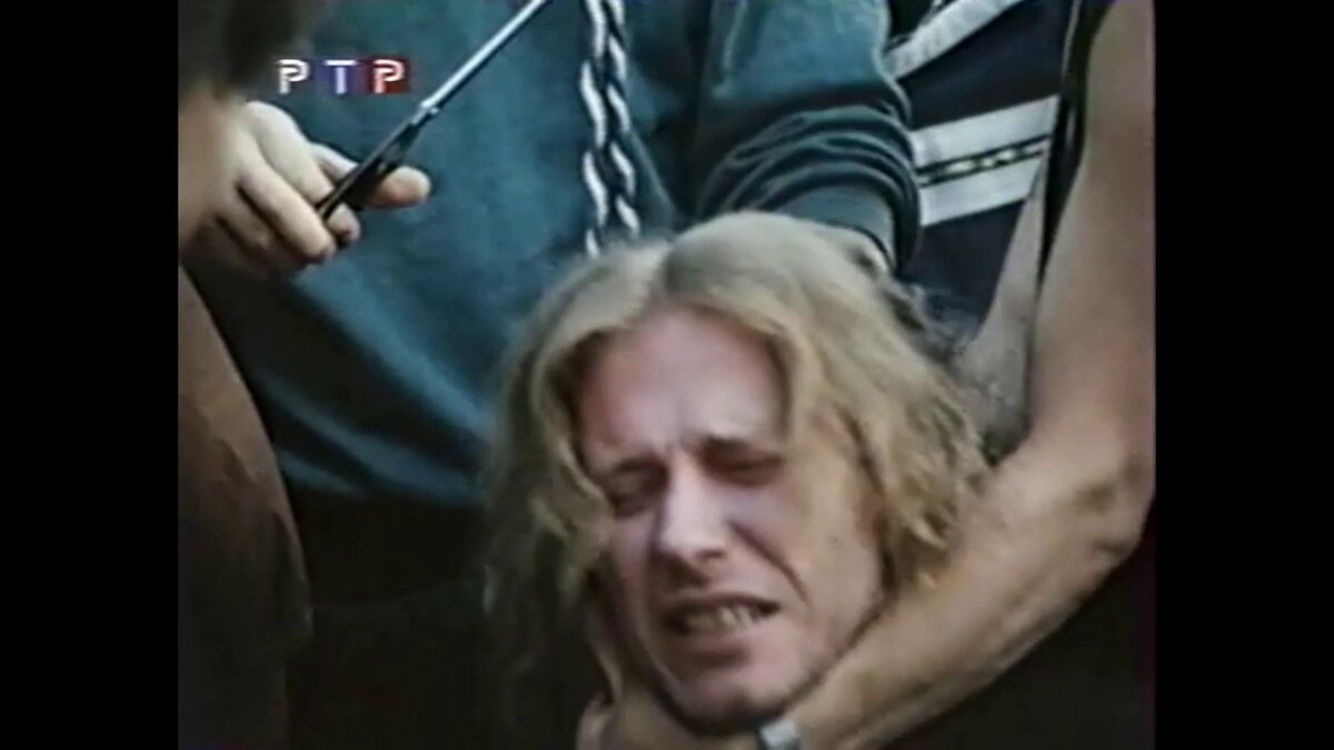 Попался патлач! Гопники-любера обстригли парня за то что читал книжку в парке и отрастил слишком длинные волосы