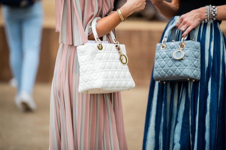 Женщины со стегаными сумками Dior. /Фото: departures.com