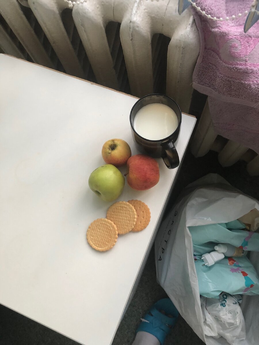 Полдник. Неизменные яблоки и печеньки