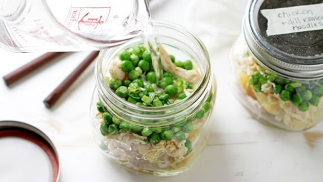 Рамён с курицей, зеленым горошком и укропом