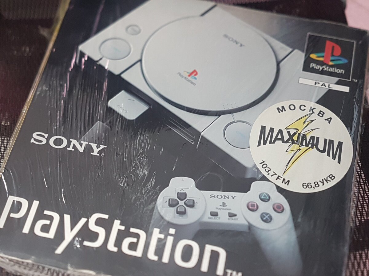 Бережно храню мою Sony PlayStation, зачем-то налепив наклейку радио Максимум в детстве.