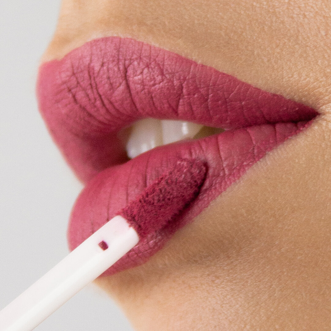 Матовая помада в оттенке FEVER