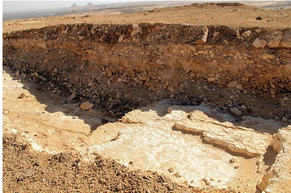 Предполагаемые остатки насыпного пандуса возле пирамиды Джедефра, XXVI в. до н.э.
