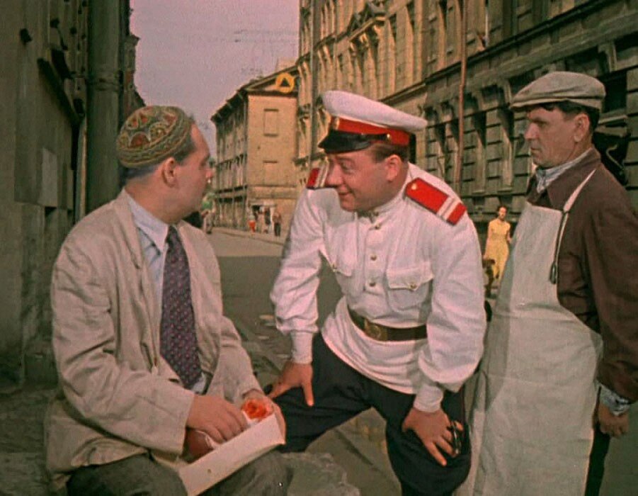 Евгений Леонов в фильме "Улица полна неожиданностей".