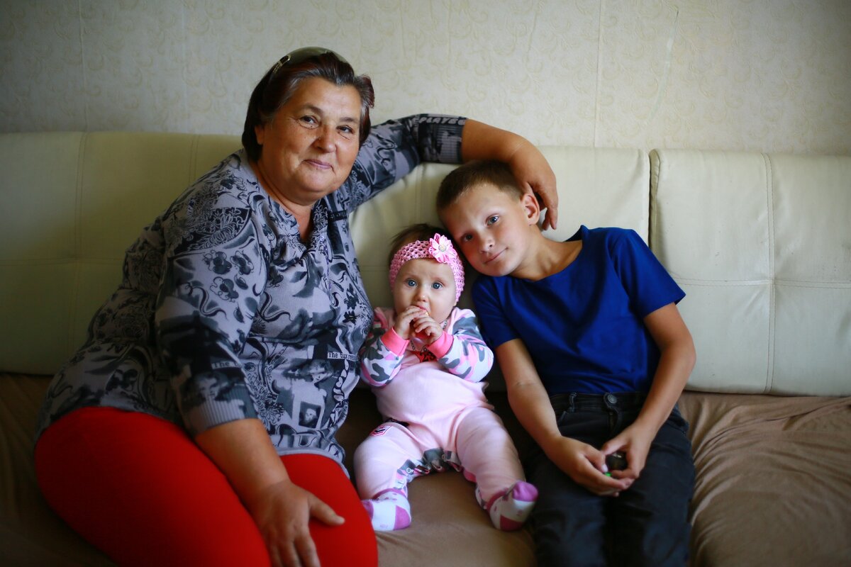 Баба Ира с Алисой и Арсением.