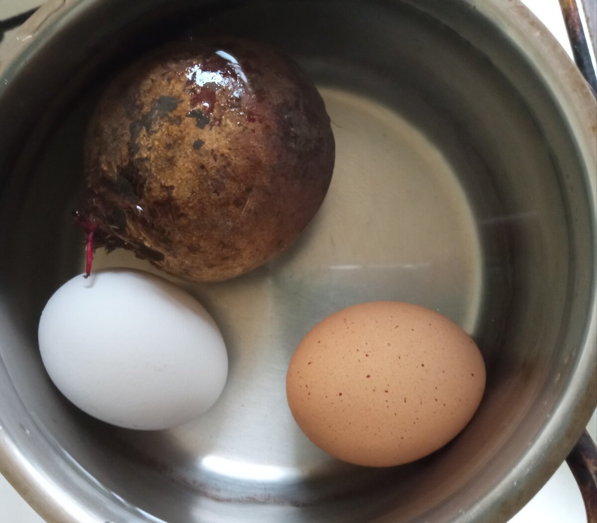 Варим яйцо и свёклу