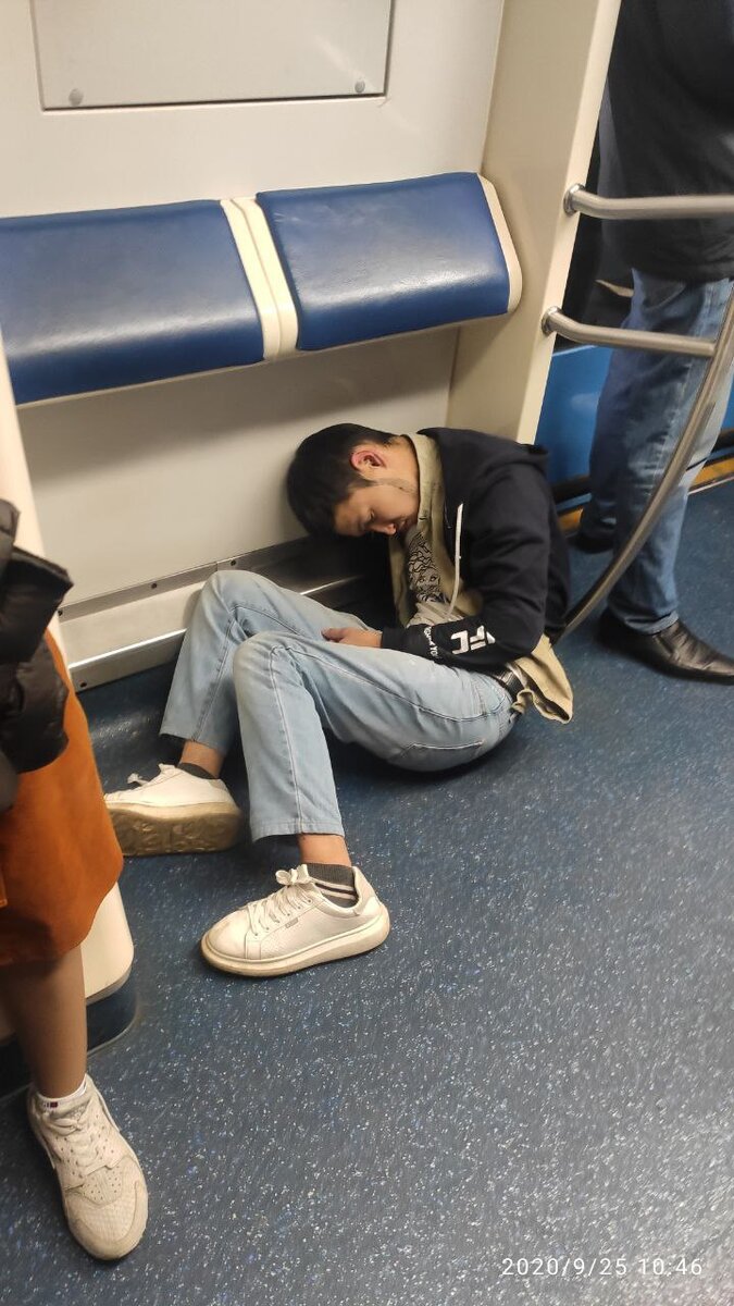 Коллектор едет на работу 