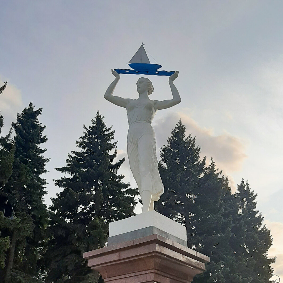 Хорошо, что хоть платье "в горошек" не разукрасили