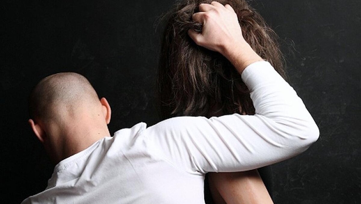 Мужчина ударил девушку. Парень ударил бывшую девушку. Парень ударил бывшую девушку. Мужчина который бьет женщину цитаты. Парень ударил бывшую девушку.