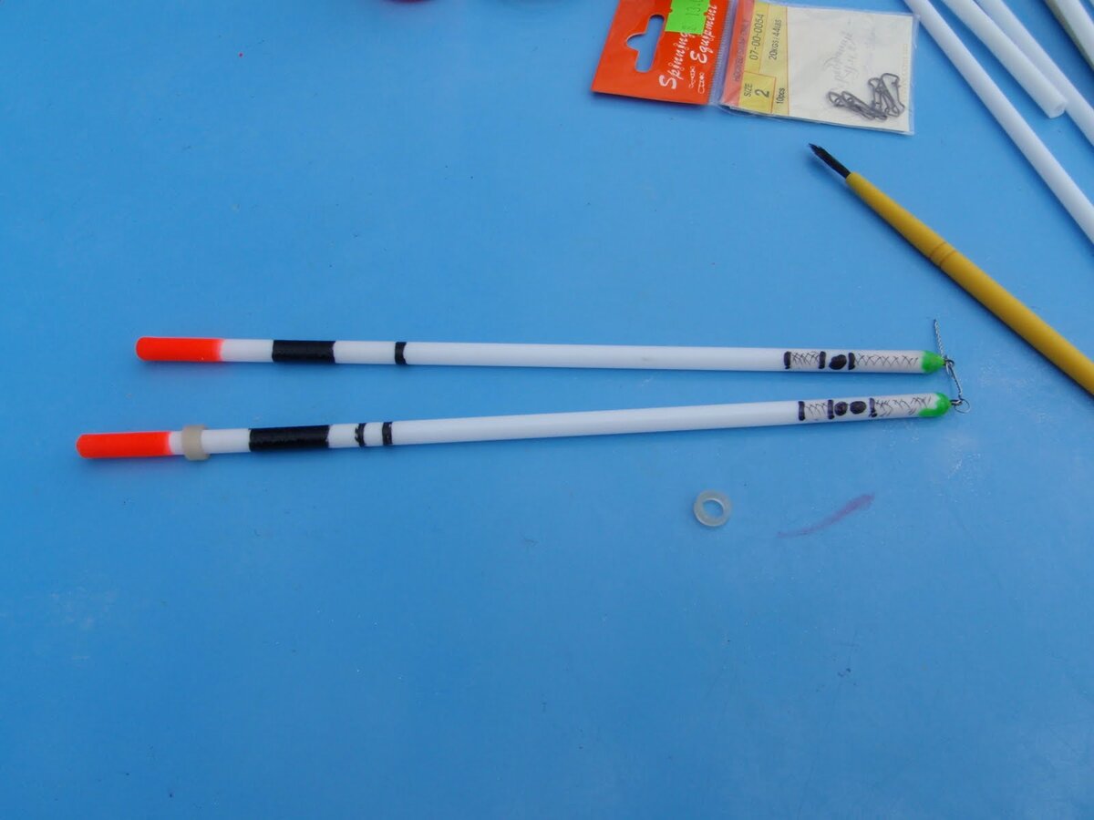 Самодельные поплавки из стержня гелевой ручки.
