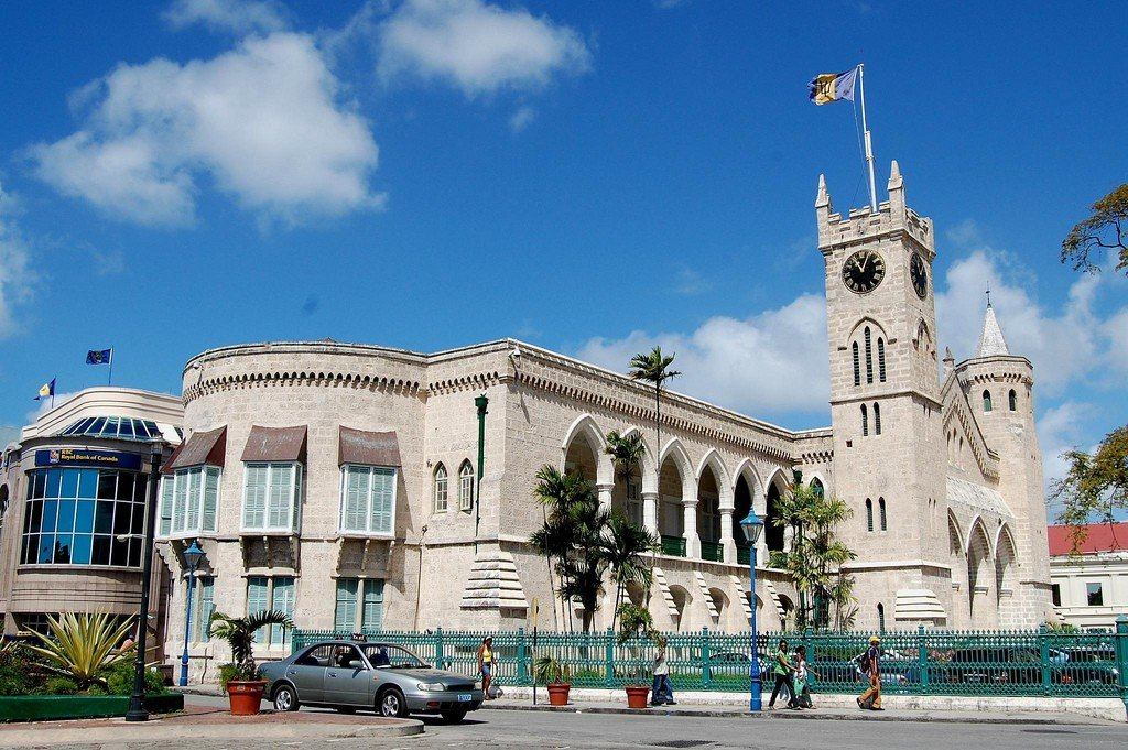 Бриджтаун барбадос население. Столица бриджтаун достопримечательности. Здания парламента барбадоса. Барбадос столица. Бриджтаун барбадос церковь.
