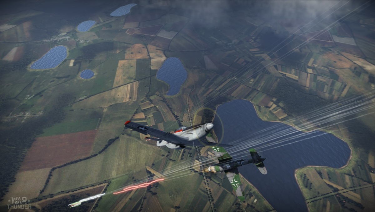 В War Thunder существует множество различных фишек, о которых не знают новоприбывшие игроки. Практически во всех аспектах геймплея, начиная от экономики, заканчивая тактикой ведения боя, есть свои тонкости, с которыми желательно ознакомиться ещё на начальном этапе игры.Секреты танковых баталий
Не все новички знают о том, что модули некоторых танков бывают крепче любой брони. Хорошим примером здесь служат гусеницы, поскольку попадание в них может сильно исказить траекторию полёта снаряда, и он уйдёт под днище танка, не причинив ему вреда. Поэтому, зайдя в борт противнику, не стоит стрелять в сами гусеницы, гораздо лучше будет поразить башню, поскольку там сидит наводчик и заряжающий. Вообще, различных уловок в игре столько, что наберётся на целый список:
Американские ПТ-САУ, типа M18 или М36, обладают открытой рубкой, вследствие чего их экипаж уязвим к фугасным снарядам. Также на их башне установлен пулемёт М2 Браунинг. Мало кто знает, но этот пулемёт является физическим объектом и любой фугасный или шрапнельный снаряд взорвётся, едва коснувшись его. Такая тактика может отлично сработать при сражении на холмах, поскольку игрок сначала увидит пулемёт на башне и только затем орудие противника. Один меткий выстрел способен убить почти весь экипаж ПТ-САУ и уничтожить боеукладку.
Как известно, при движении орудие танка качается вверх-вниз. Особенно этот эффект проявляется на немецкой бронетехнике. Поэтому перед выстрелом игроки резко останавливаются и ждут, пока орудие не перестанет раскачиваться.
Однако, обладая достаточной реакцией не обязательно ждать. Если не полностью останавливать танк, оставив при торможении каких-нибудь 4-7 км\ч, то орудие будет намного медленней ходить вверх-вниз. Интересно, что если выстрелить в таком положении, то снаряд в 90% случаев летит точно в цель, часто игнорируя увеличенный на 33% разброс в аркадных боях.
Снаряды, которые не содержат взрывчатых веществ, способны пробивать деревянные дома, небольшой слой земли, а также заборы, деревья и другие мелкие объекты. К таким боеприпасам относятся подкалиберные и бронебойные снаряды. Подкалиберные доступны всем нациям, а вот бронебойные болванки используют только американцы и частично британцы.
В свою очередь, фугасные и кумулятивные снаряды детонируют от соприкосновения поверхностью. Начиная от калибра 122 мм, фугасы способны сильно повредить любую цель, чем успешно пользуются фанаты ИС-2. С калибром 152 мм связан один интересный финт. Поскольку поразить цель в лоб даже таким «бревном» получается далеко не всегда, можно попробовать закинуть снаряд под днище вражеского танка. Это довольно сложно, учитывая навесную траекторию полёта боеприпасов у большинства гаубиц, но эффект способен превзойти все ожидания. Данный приём очень эффективен против немецких танков, так как у них внизу расположены баки и боеукладка. Именно поэтому на БР от 7.7 можно встретить КВ-2, СУ-152 и других «фугасников», которые успешно крошат вражескую команду в пыль.
В режимах с захватом точек есть ещё одна любопытная деталь. Захват одной точки увеличивает итоговую награду на 10%. Как ни странно, но за вторую такой награды уже нет. Естественно, разработчики держат в тайне принципы начисления серебряных львов, а этот факт просто результат наблюдения некоторых игроков.Секреты воздушных боёв

По неопытности, многие начинающие пилоты пытаются выполнять фигуры высшего пилотажа, стараясь уйти из-под обстрела противника. Проблема «бочки» и «мёртвой петли» заключается в предсказуемости этих приёмов. Враг тоже не спит и всегда старается предугадать следующее движение своей жертвы. Поэтому лучше оставить красивые маневры более опытным товарищам.Чтобы уйти с линии вражеского огня, нужно понимать, что, например, в аркадных боях противник корректирует свою стрельбу при помощи маркера упреждения. Если резко направлять свой самолёт влево-вправо, вверх-вниз, то сопернику будет очень сложно прицелиться. Сбить небольшой истребитель, который использует подобные манёвры, становится довольно проблематично. Вообще, воздушные бои в War Thunder представляют достаточно сложную тактическую часть, где основа победы куётся ещё в ангаре:
Штурмовики и бомбардировщики обладают довольно солидной бронёй в районе днища, атаковать их снизу как минимум неразумно, кроме этого, у многих бомбардировщиков в нижней полусфере располагается стрелок, а порой и не один. Разумней заходить им сверху, брони там фактически нет. Фонарь хоть и состоит из бронированного стекла, но он не сможет сдержать бронебойные пули и снаряды пушек.
Если противник решил сбежать и уже сумел одолеть некоторое расстояние, его можно быстро догнать. Для этого нужно взять примерно 20 градусов вниз и лететь так пару секунд, после чего выровнять траекторию и идти в обычный климб. В случае необходимости – повторить до приемлемой дистанции.
Некоторые игроки не обращают внимания на различные ленты патронов к своему оружию. Берут только трассирующую ленту и затем удивляются, почему не могут сбивать противника. Для каждого самолёта и режима, есть свои ленты, которые помогают выполнить определённые задачи. Но есть и универсальные решения, например, скрытная лента, её урон достаточно высокий, а если приноровится попадать ею в реалистичных боях, то у противника будут серьёзные проблемы.Также есть ещё один финт, которым можно удивить противника. Для этого потребуется самолёт потяжелее, желательно штурмовик. Основная идея заключается в том, чтобы идти с противником лобовую атаку. Недалёкие пилоты с радостью идут на таран и именно в этом их слабость. Достаточно слегка отвернуть свой самолёт за секунду до столкновения, при этом кончиком крыла необходимо попасть по вражескому фонарю. Обладая некоей долей везения, можно не получить вообще никаких повреждений и уничтожить соперника.
