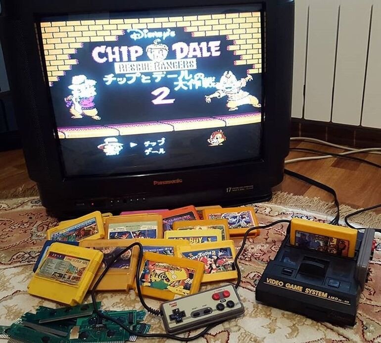 Игровая приставка Dendy. Ни ода современная игровая консоль с умопомрачительной графикой и ни один мощный игровой компьютер не доставят вам сегодня столько удовольствия, сколько можно было получить, играя в видеоигры «Черный плащ» или «Контра». Самой страшной трагедией был выход из строя джойстиков, которые приходилось «лечить» самостоятельно, чтобы не тратить солидную сумму на новые.