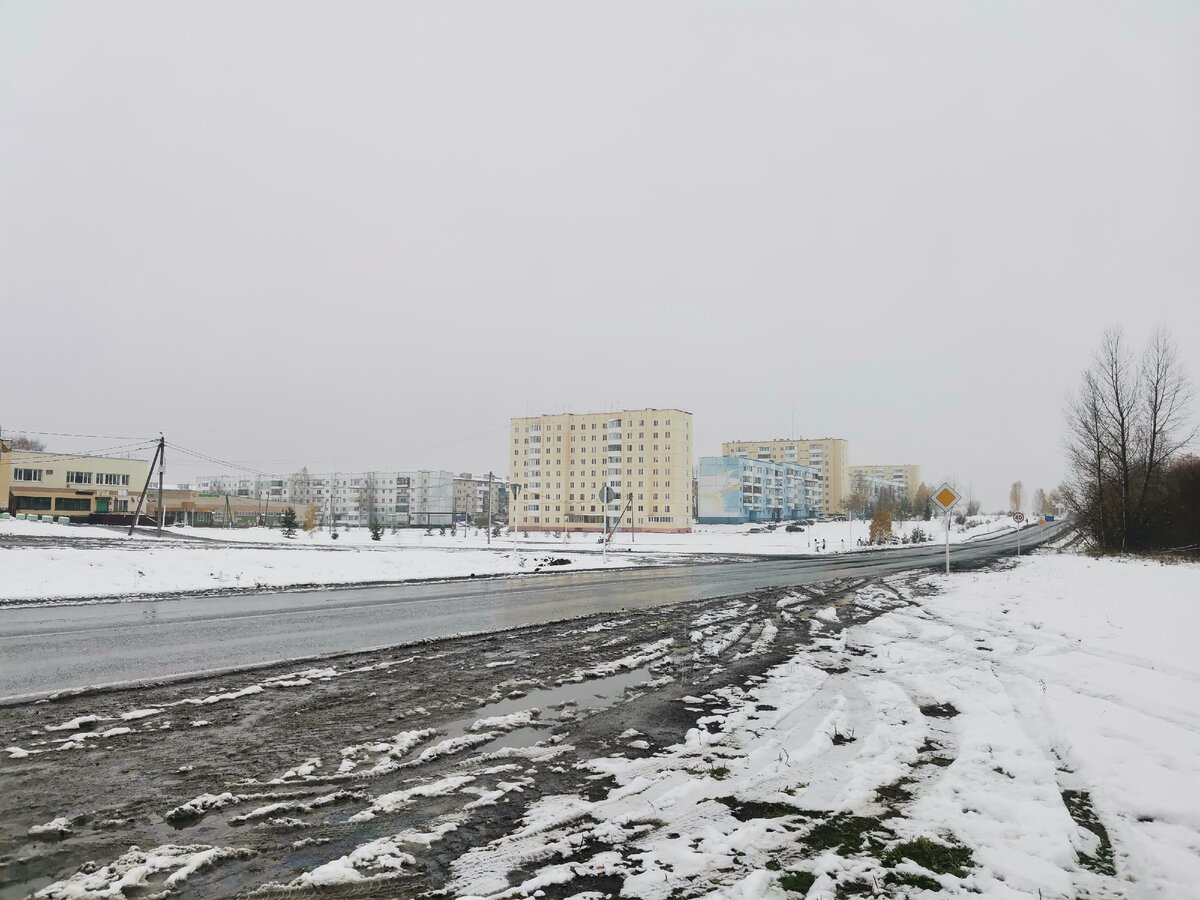 Серое небо и мелкий дождик со снегом дополняют тоскливую картинку.