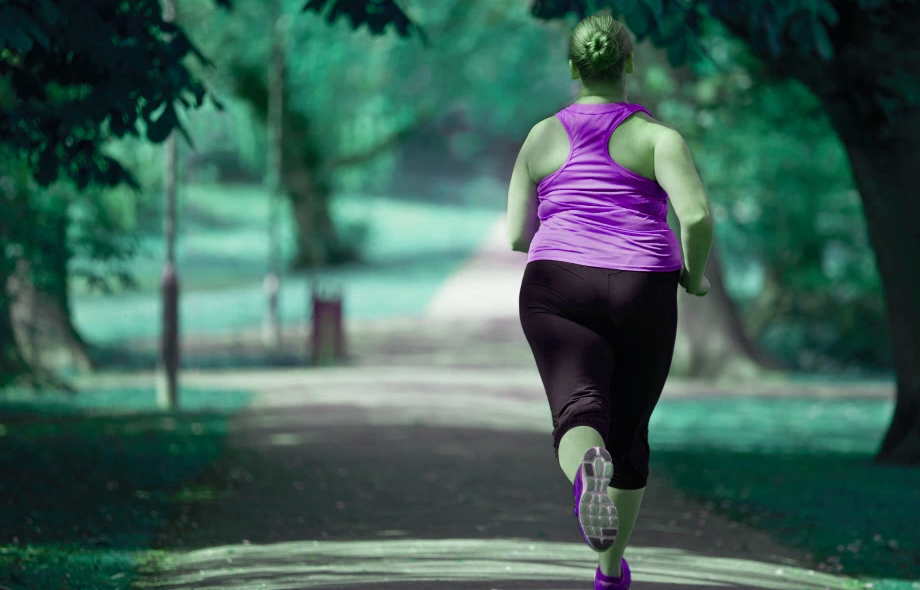 Уже может бежать