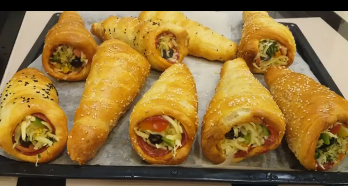 Всем привет!  Потрясающе вкусная пицца в кулёчке.
Приготовленная таким способом пицца, украсит любой стол и праздник! Это очень вкусно, необычно, красиво и оригинально! 
Рецепт
для приготовления понадобятся:
готовые трубочки (рецепт трубочек можно найти на моём канале. ссылка: https://yandex.ru/efir?stream_id=vwXA1KtU08jU )
колбаса, сосиски, сыр,  болгарский перец, маслины, оливки, кетчуп, майонез или любая другая начинка на ваш вкус.
Можно использовать сладкую начинку .
Трубочки смазать майонезом, кетчупом. Добавить нарезанные овощи, колбасу, натёртый сыр и запечь в духовке при 180*С, около 7 минут.
Приготовьте эту бомбическую пиццу!
