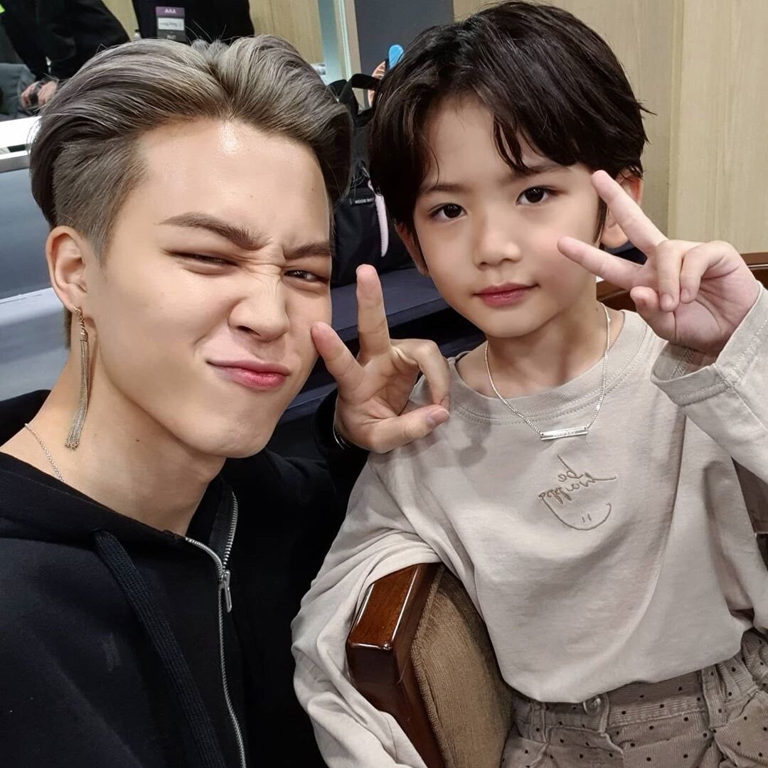 Сестра ким тэхена. Сестра тэхена из bts. Чимин и его девушка 2020. Ким сокджин семья. Bts малыши намджун.