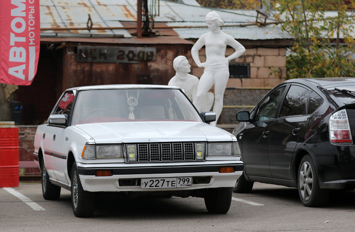 Toyota Crown 1985 года выпуска и современный Prius