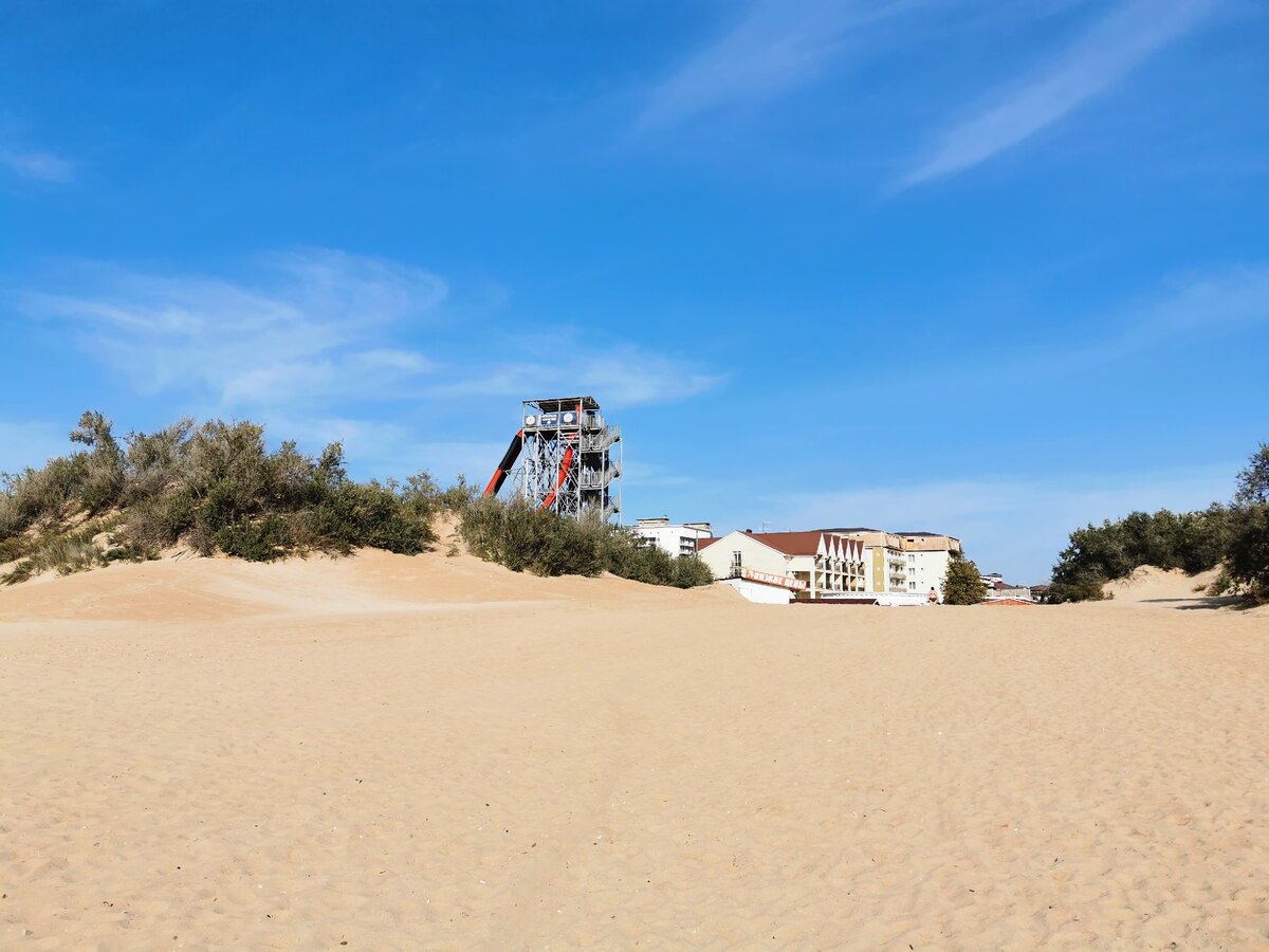 Виден пустой аквпарк