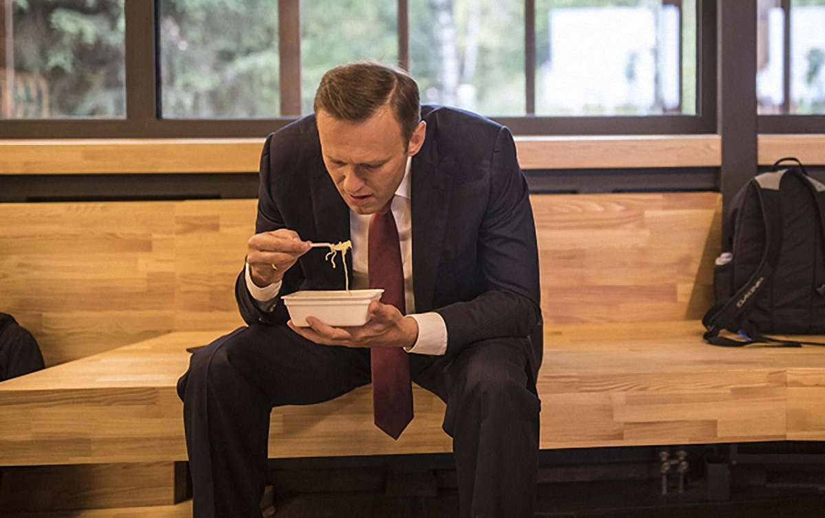 Что нейросеть думает о Навальном?