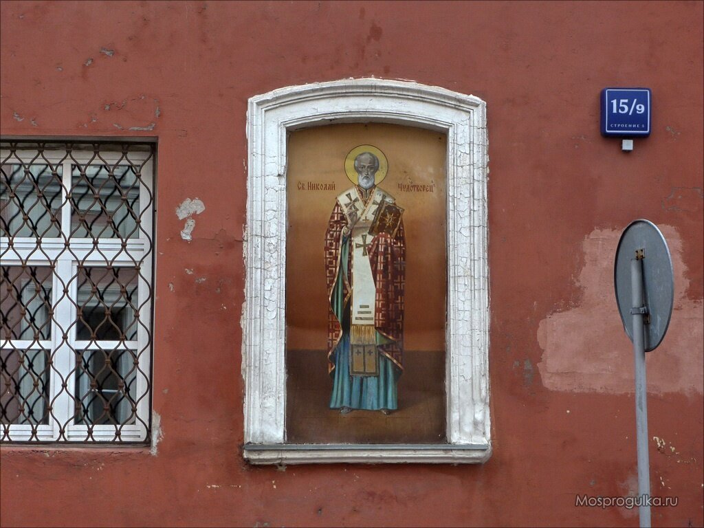 Фасадная икона Николая Чудотворца на стене храма