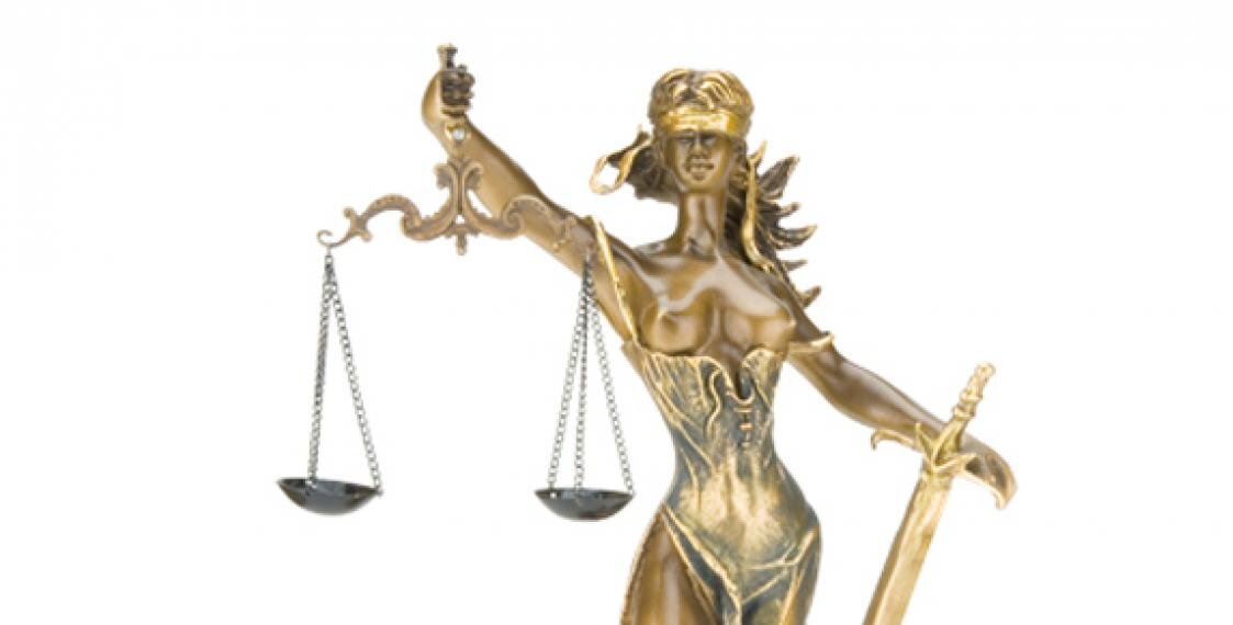 Что я не могу объяснить, так это почему на всех классических изображениях Фемиды у нее обнажен бюст.