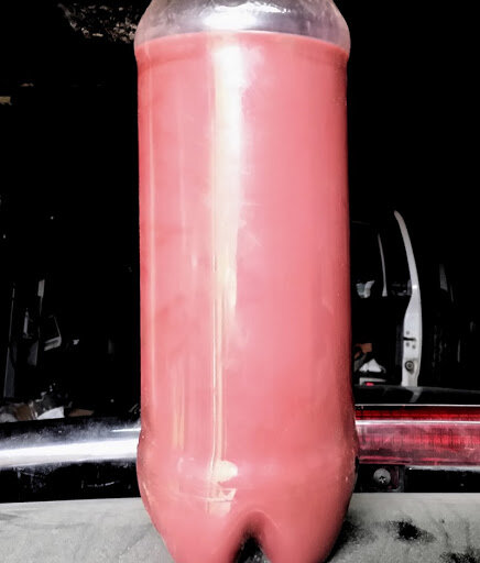 В бутылке не смузи, а эмульсия из жидкости для АКПП и воды