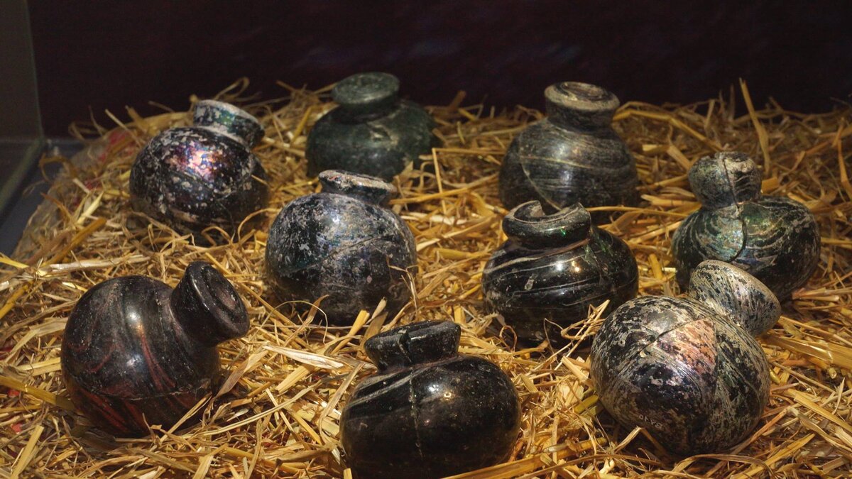 Древние стеклянные гранаты